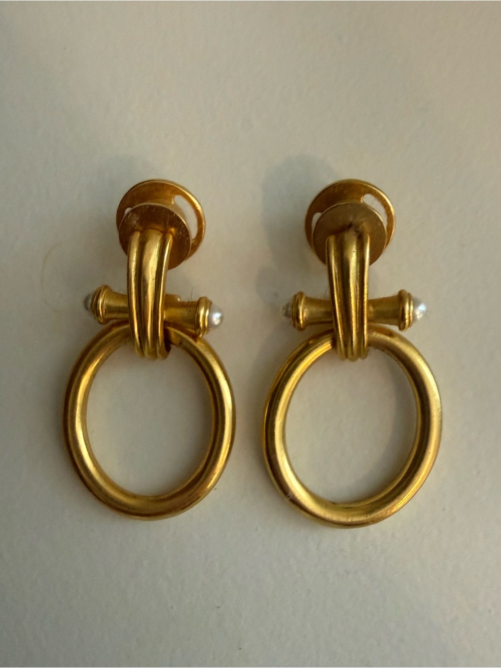 Julie Vos Bamboo Doorknocker earrings in gold - Picture 3 of 4